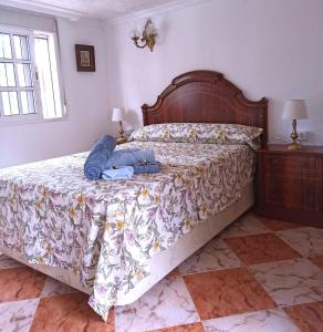 塞维利亚El Azahar的卧室里设有一张床,上面有一只动物