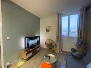 马赛Appartement Hyper Centre-Vieux Port-Place aux Huiles的一间带电视和窗户的客厅