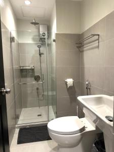 奥隆阿波CRIB 217 SUBIC BAY - Modern Fresh Condo的带淋浴、卫生间和盥洗盆的浴室