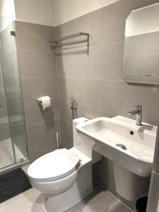 奥隆阿波CRIB 217 SUBIC BAY - Modern Fresh Condo的一间带卫生间和水槽的浴室