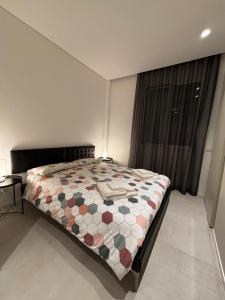 马斯卡利Villa sul mare Dambra Apartment的一间卧室配有床,床上装有被子