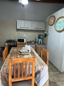 特尔马斯德里奥翁多Cabañas Autodromo的厨房配有木桌和木椅
