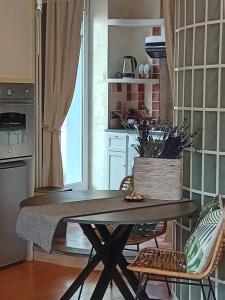 马纳罗拉Alla Porta Rossa的厨房里设有1间带桌椅的用餐室