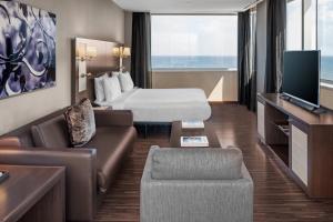 巴塞罗那AC Hotel Barcelona Fórum by Marriott的酒店客房,配有床和沙发