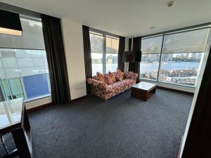 伦敦拉法耶尔酒店&SPA的带沙发和大窗户的客厅