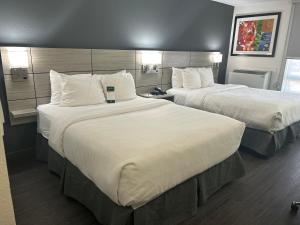 利明顿利明顿品质酒店的酒店的客房 - 带2张带白色枕头的床