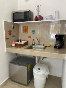 奥尔沃克斯岛Casa Coronaa Holbox México的一间带水槽和卫生间的小厨房