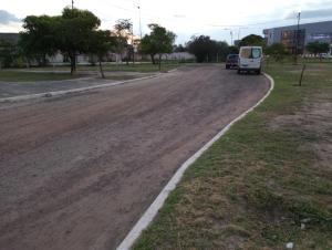 特尔马斯德里奥翁多Trujui Host的路边停有卡车的土路
