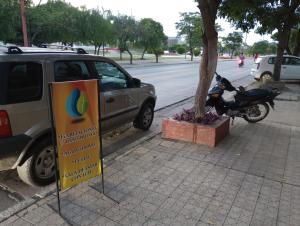 特尔马斯德里奥翁多Trujui Host的停在树旁的摩托车旁的标志