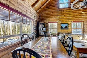 杰克逊Hiker's Hideaway的一间带木桌和椅子的用餐室