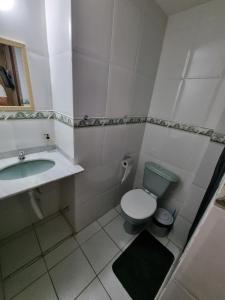 卡波布里奥Pousada Zênit Peró II的浴室配有绿色卫生间和水槽。