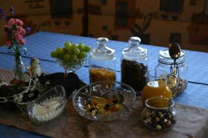 申贝格霍伊思旅馆的桌子上放着一碗水果和一罐食物