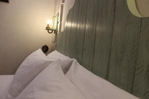 奥斯图尼Masseria Tolla的一间卧室配有带白色枕头的床