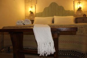 奥斯图尼Masseria Tolla的一张带两条毛巾的床