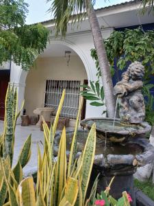 巴兰基亚Hostel Mamy Dorme的坐在喷泉旁的猴子雕像