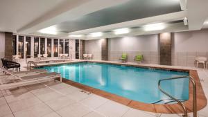 卡利斯佩尔Hilton Garden Inn Kalispell的在酒店房间的一个大型游泳池