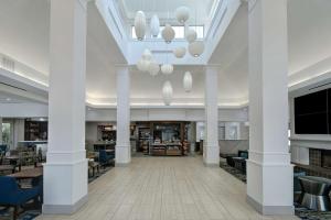 罗缪勒斯底特律都会机场希尔顿花园旅馆的享有图书馆的白色柱子和椅子的景色