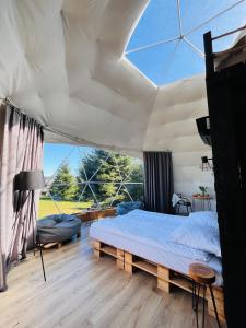 下乌斯奇基Silence Glamp - Glamping Bieszczady的帐篷内一间卧室,配有一张大床