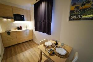 Arku apartments Brussels Airport的厨房或小厨房