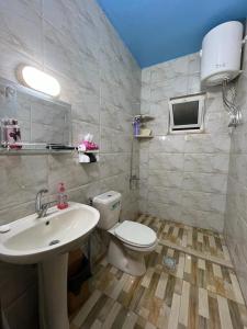乌姆盖斯Al-Bustan House& Umm Qais的浴室配有白色卫生间和盥洗盆。