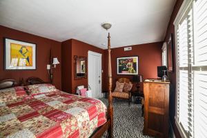 旧金山我的玫瑰园客房住宿加早餐旅馆的一间卧室配有一张床和一把椅子