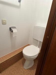 SchömbergZimmer mit eigener Dusche & WC , beim Stausee的浴室内的白色马桶,配有卫生纸饮水机