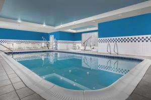 利物浦西拉丘兹克莱汉普顿酒店的大楼内带椅子的大型游泳池