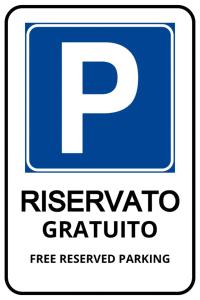 庞贝Gioielli House Pompei的带有蓝色停车标志的白色标志,带有“强奸涂鸦”字样