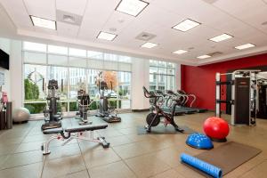 阿什维尔阿什维尔市中心希尔顿花园酒店的健身室配有跑步机和健身器材