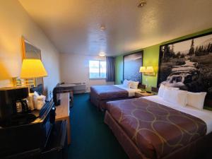 弗纳尔Horizon Hotel的酒店客房设有两张床和电视。