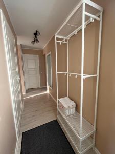 派尔努Pärnu Beach Apartment的一间房间内的带白色架子的步入式衣柜