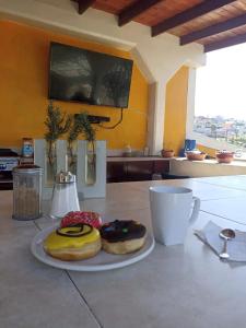 恩塞纳达港Casa María的桌子上白板上的两个甜甜圈