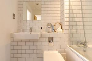 伯明翰Comfy • Quiet • Your Other Home的白色的浴室设有水槽和镜子