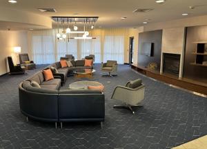 金斯顿金士顿万豪万怡酒店的大型客厅配有大沙发和椅子
