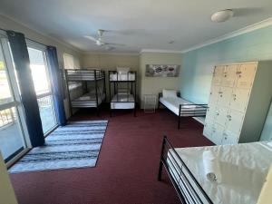 汤斯维尔Seaside Lodge Townsville的带两张双层床的客房和一间带两张床的客房