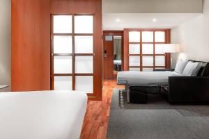 洛格罗尼奥拉丽娜万豪AC酒店的酒店客房带两张床和一个客厅
