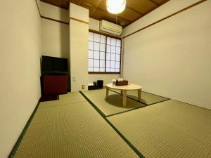 汤泽町Yuzawa House - Vacation STAY 07080v的一间空房间,配有桌子和电视