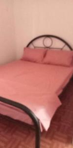MabalacatOrilla Transient 1的一张带粉红色床单和枕头的床