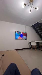 MabalacatOrilla Transient 1的墙上配有平面电视的房间