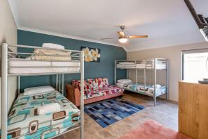 邓斯伯勒丽晶海滩俱乐部酒店的一间卧室设有两张双层床和天花板