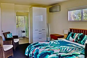 奥霍普海滩Ocean View的一间卧室配有一张床、一个橱柜和一把椅子