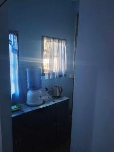 碧瑶ARSIAM Transient Room的蓝色的厨房,配有搅拌机和窗户