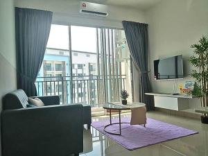 芙蓉Bayu Temiang Seremban- Your Urban Retreat的带沙发和大窗户的客厅