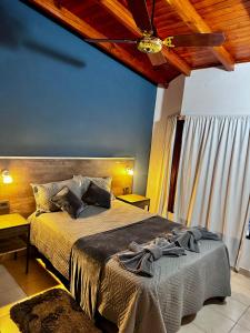卡特里耶尔Apart Tommy Islas Malvinas y cacique catriel的一间卧室,卧室内配有一张大床