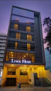 利马LIMA HOST的上面有灯号的高楼