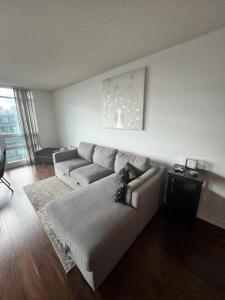 多伦多Downtown Toronto Suite By The Lake的客厅配有沙发和桌子