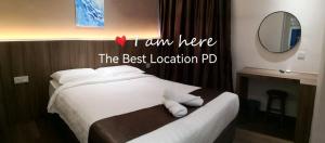 波德申THE BEST LOCATION的一张位于酒店客房的床位,配有镜子和一张床