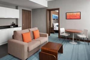 利雅德利雅得雅乐轩酒店的客厅配有沙发和桌子