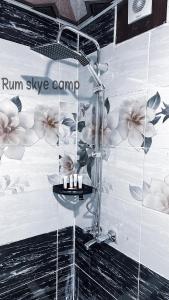 瓦迪拉姆Rum Skye camp的墙上花卉浴室内的淋浴