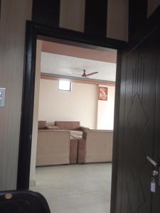 哈里瓦Haridwar and kedarnath dharmshala的通往带沙发的房间的门